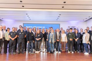 Vertreterinnen und Vertreter der geförderten Einrichtungen freuen sich über die Unterstützung der Volksbank-Stiftungen: Insgesamt 20 Projekte für Kinder und Jugendliche aus der Region wurden mit über 80.000 Euro gefördert.