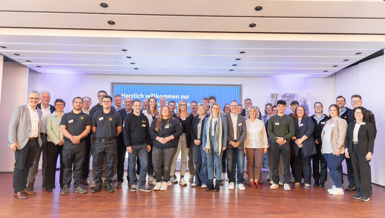 Vertreterinnen und Vertreter der geförderten Einrichtungen freuen sich über die Unterstützung der Volksbank-Stiftungen: Insgesamt 20 Projekte für Kinder und Jugendliche aus der Region wurden mit über 80.000 Euro gefördert.