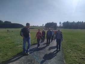 1. Bei herrlichem Wetter machten sich zahlreiche Wander/innen des Eifelvereins Ulmen auf den Weg zum Hochkelberg.