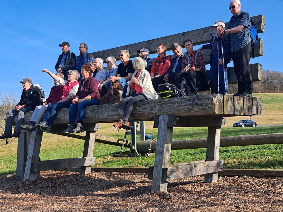 Hier wurde unter anderem die Aussicht in die Vulkaneifel auf einer XXL-Aussichtsbank in der Nähe von Köttelbach genossen.