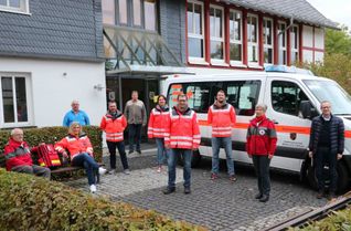 Wenn Nachbarschaftshilfe Leben rettet: Knapp 200 Freiwillige sind in 38 »Helfer vor Ort«-Gruppen im Landkreis aktiv. Das Foto zeigt die erste Gruppe, die Anfang 2021 in Dommershausen in Dienst gestellt wurde, bei der Übergabe der Ausrüstung.