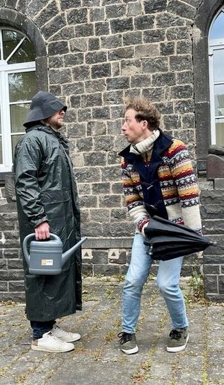 Martin Geisen und Lukas Benjamin Engel bei den Proben zu »Undine« im Innenhof des Alten Arresthauses.