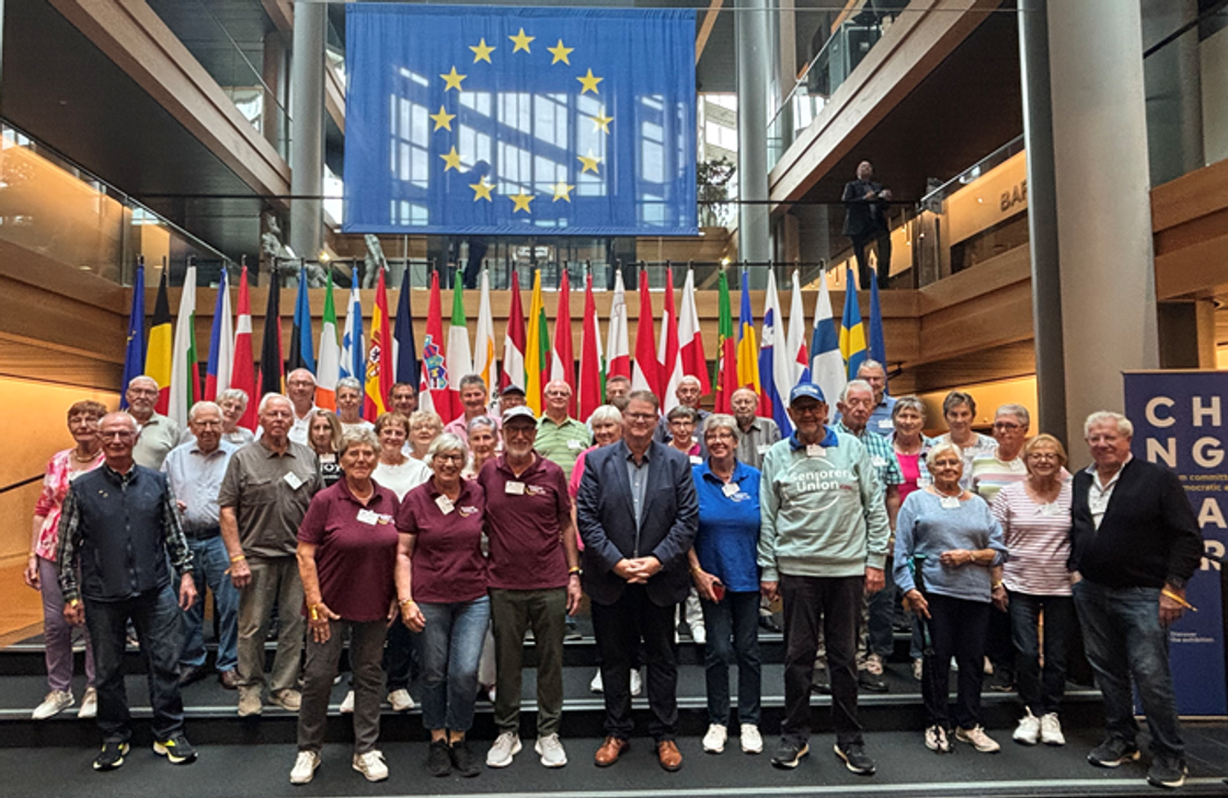Die SeniorenUnion Cochem-Zell mit MdE Ralf Seekatz (Mitte) im europäischen Parlamentsgebäude.