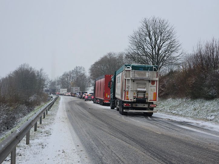 Wintereinbruch in der Region sorgt für Schnee-Chaos aus den Straßen.