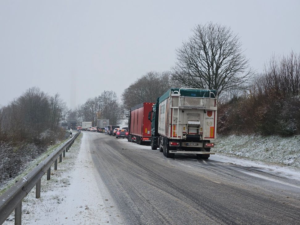 Wintereinbruch in der Region sorgt für Schnee-Chaos aus den Straßen.