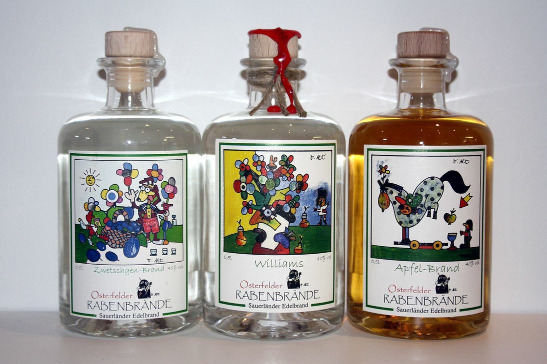 Otmar Alt gestaltete auch Etiketten für edle Obstbrände.