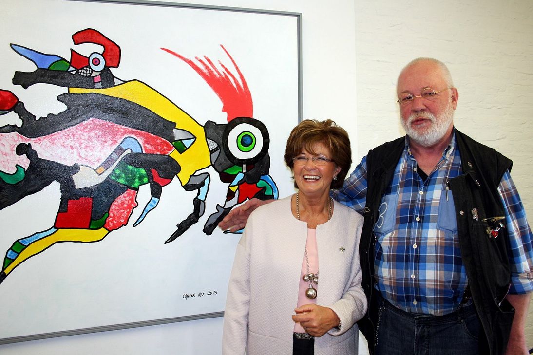 Käthe Rolfink, erste Vorsitzende der Kulturinitiative im Kreis Düren, und der Künstler Otmar Alt vor seinem Werk "Die Insektenkönigin" aus dem Jahr 2013.