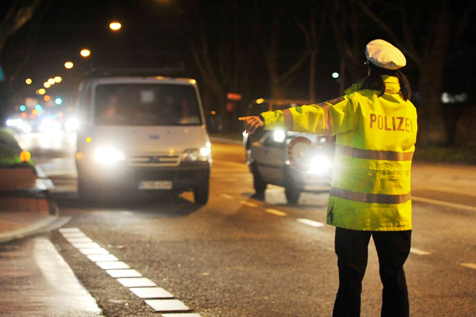 Die Polizei achtet bei allgemeinen Verkehrskontrollen im Herbst besonders auf eine intakte Beleuchtungsanlage. Foto: Kfz-Verband