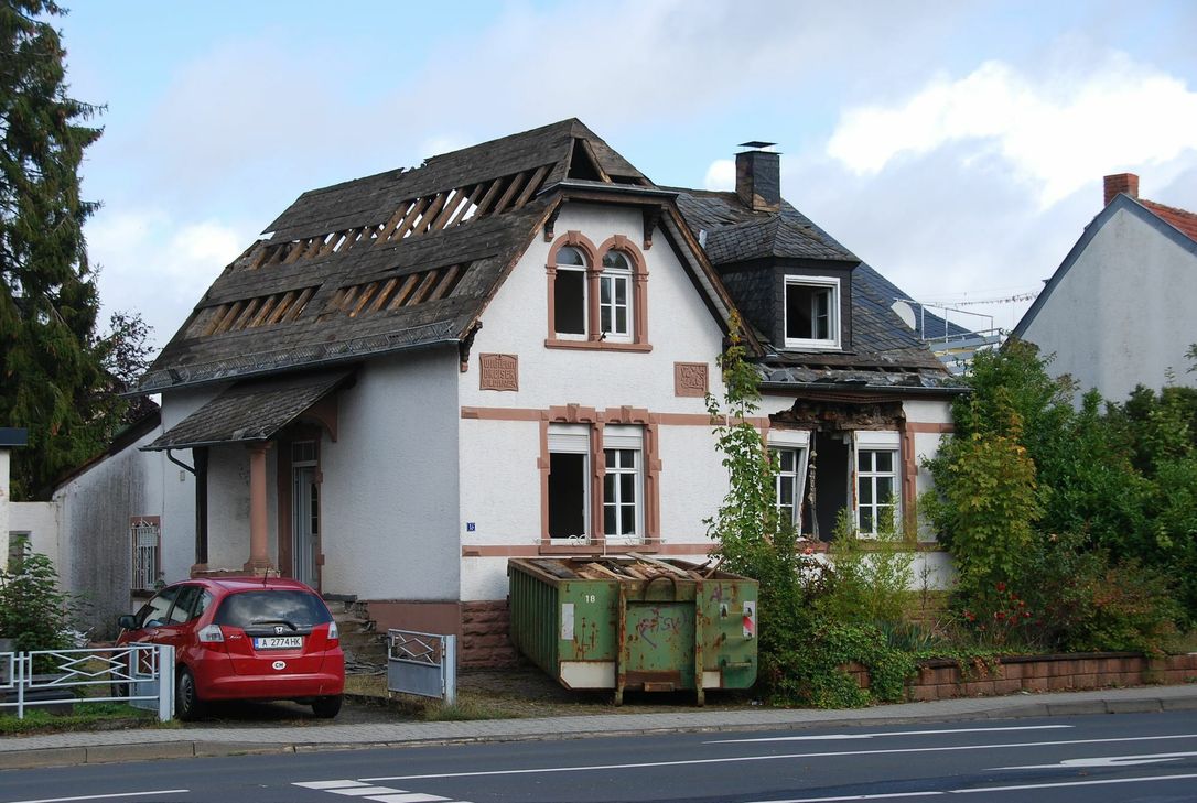 Das 1907 erbaute Haus des Bildhauers Wilhelm Dreiser in  Bitburgs Dauner Straße steht nicht mehr. Fotos: H. Drossard