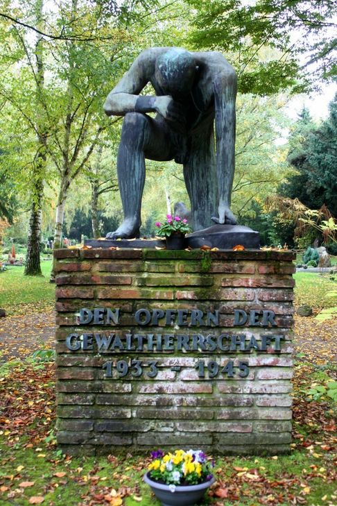 Das Mahnmal für die deportierten Sinti und Roma von Clas Steinmann  wurde 2012 auf dem Bischof-Stein-Platz eingeweiht.