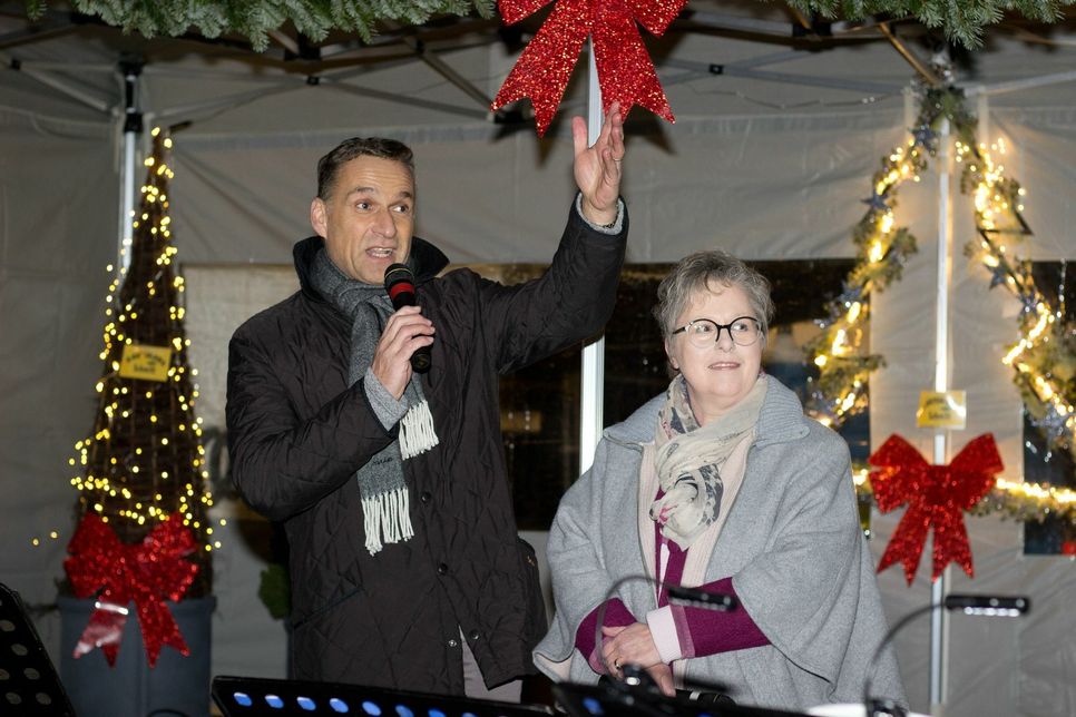 Bei der Eröffnung der Wittlicher Weihnachtstage: Bürgermeister Joachim Rodenkirch und Claudia Jacoby, Vorsitzende des Vereins Stadtmarketing. Foto: Stadt Wittlich
