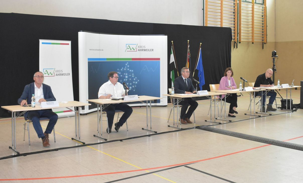 Bei dem Gespräch tauschten sich der Vor-Ort-Beauftragte Günter Kern (v.l.), Thomas Linnertz (Präsident der Aufsichts- und Dienstleistungsdirektion (ADD) Nord), der Erste Kreisbeigeordnete Horst Gies, Innenstaatssekretärin Nicole Steingaß und Rainer Zeimentz (Vorsitzender der Entwicklungsagentur Rheinland-Pfalz) sowie weitere Vertreter verschiedener Institutionen mit den kommunalen Vertretern aus dem Ahrtal aus. Foto: Mager