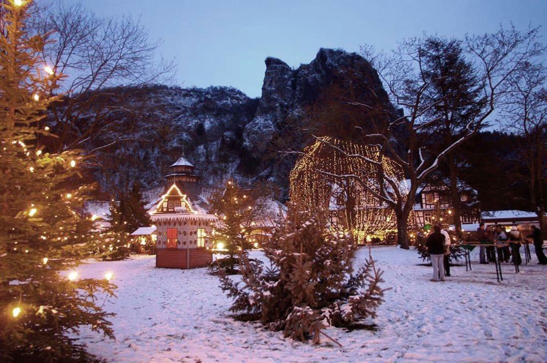 Der Weihnachtsmarkt in Bad Münster am Stein zählt mit seiner beeindruckenden Kulisse zu den schönsten Weihnachtsmärkten in der Region. (Foto: Naheland-Touristik)