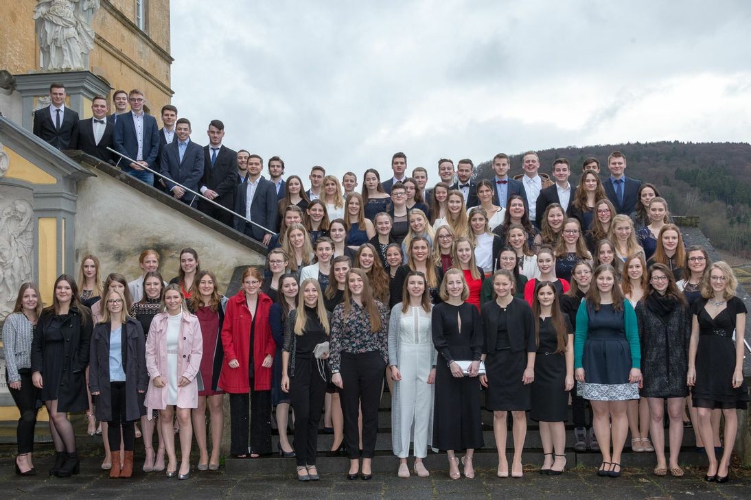 Am Gymnasium Calvarienberg machten 82 Schüler ihre Abitur und feierten unter dem Motto »TRABI – wir durchbrechen die Klostermauern«. Foto: Lutz Grandrath
