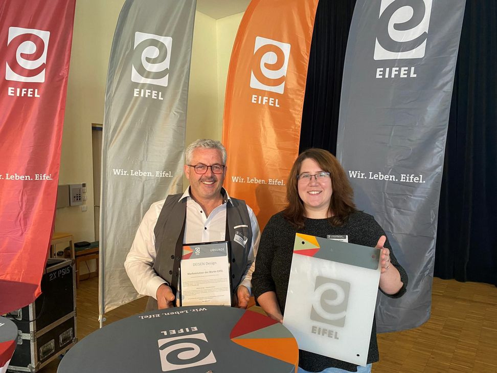 Der Kaisersescher VG-Bürgermeister Albert Jung gratulierte Evamaria Deisen und versicherte ihr, dass sie mit ihren beruflichen Leistungen eine großartige Botschafterin für die Eifel ist.