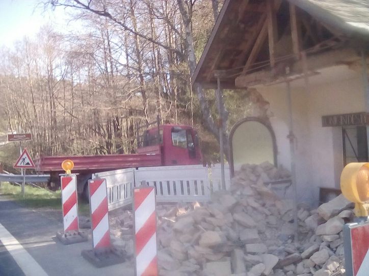 Der vordere Bereich der Kapelle, an der eigentlich bald die Renovierungsarbeiten für das im August anstehende, 70-jährige Jubiläum beginnen sollten, wurde durch die große Wucht des Aufpralls fast vollständig zerstört. Foto: Fischer