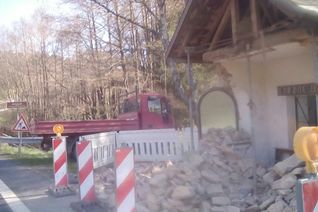 Der vordere Bereich der Kapelle, an der eigentlich bald die Renovierungsarbeiten für das im August anstehende, 70-jährige Jubiläum beginnen sollten, wurde durch die große Wucht des Aufpralls fast vollständig zerstört. Foto: Fischer