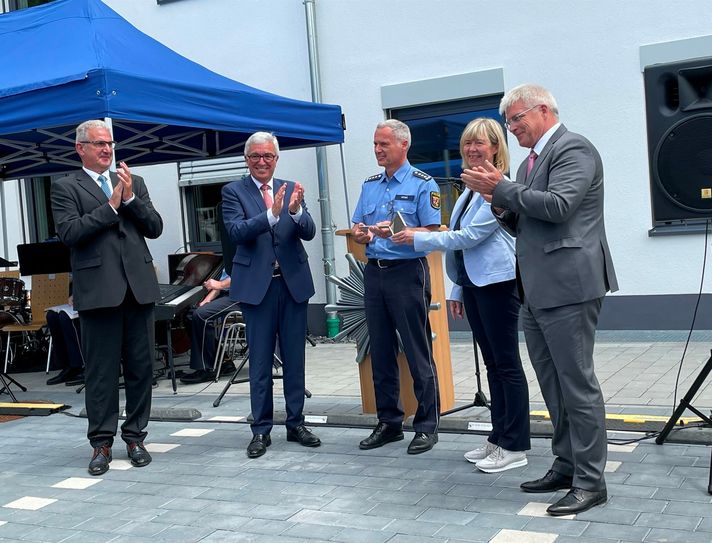 Holger Basten, Geschäftsführer des LBB, bei der Übergabe des symbolischen Schlüssels.