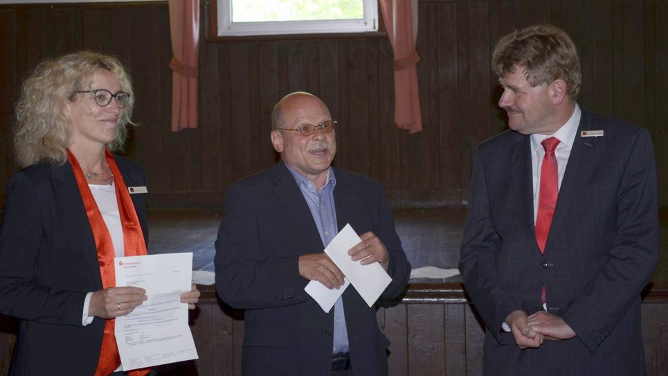Da kommt bei Gerd Wolter (mitte) Freude auf. Die Stiftung der Kreissparkasse Euskirchen spendet 12.000 Euro für den Erhalt des Dorfsaals. Den Scheck hatten Rita Witt und Karl-Heinz Daniel von der KSK im Gepäck. mn-Fotos