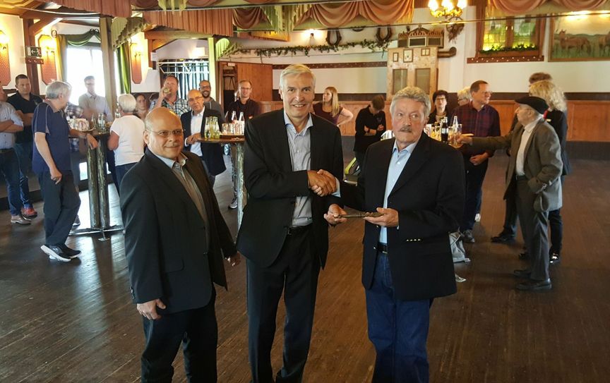 Ende und Neuanfang: Ottmar Hilger (v.re.) übergibt den Schlüssel zum Dreiborner Saal an Schleidens Bürgermeister Udo Meister, der ihn gleich an Gerd Wolter, Vorsitzender der Dorfgemeinschaft, weiter reichte.