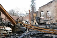In der Halle fielen zahlreiche Fahrzeuge den Flammen zum Opfer. Foto: Polizei