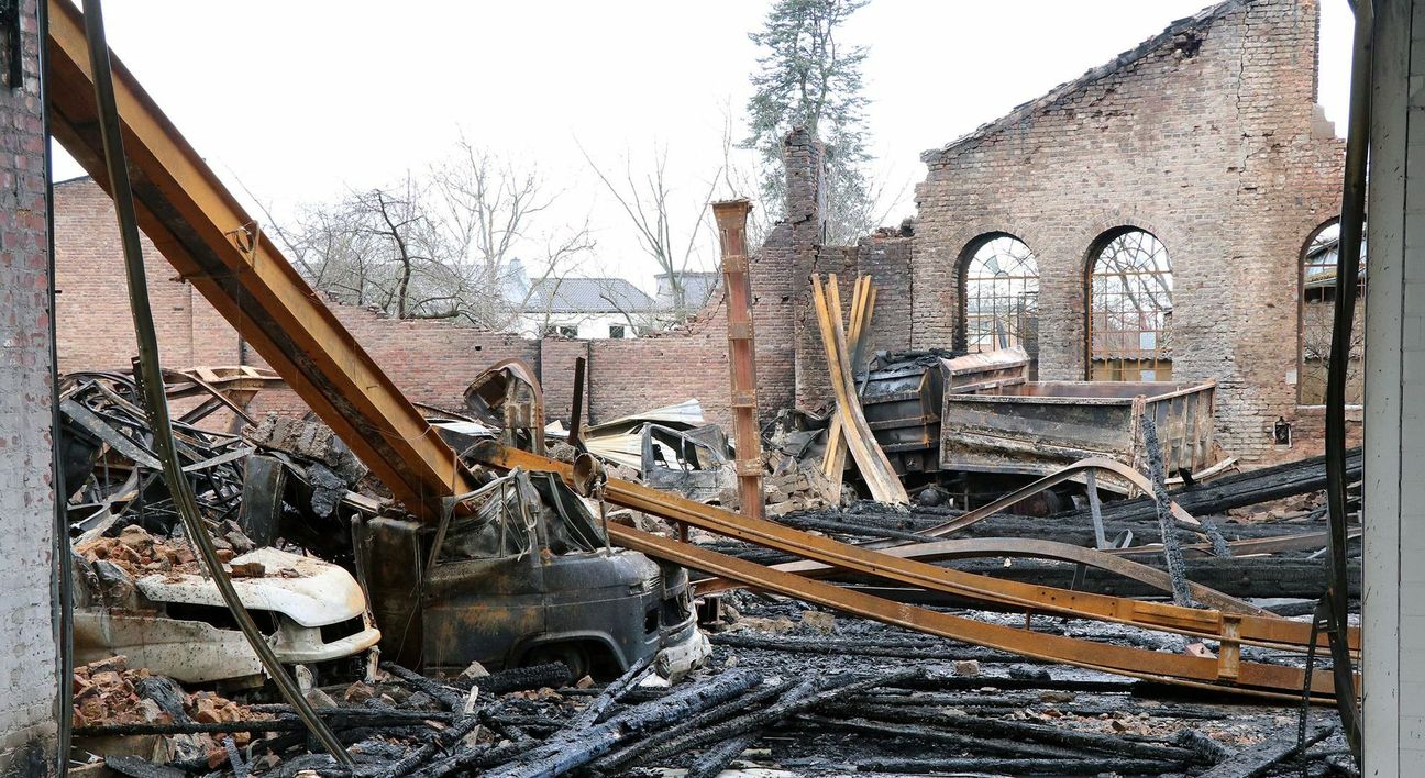 In der Halle fielen zahlreiche Fahrzeuge den Flammen zum Opfer. Foto: Polizei