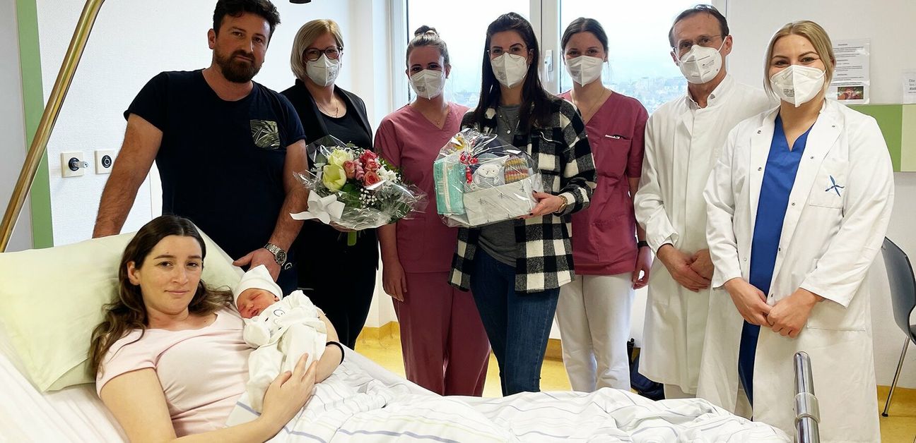 Sie alle freuen sich mit Familie Balaj über den kleinen Haris (von links): Pflegedienstleiterin Jennifer Mohr, Hebamme Anna Baumeister, Bereichsleiterin Svenja Elzer, Gesundheits- und Krankenschwester Celine Kasper, Chefarzt Dr. med. univ. Senad Habibovic sowie Assistenzärztin Zorana Milic.