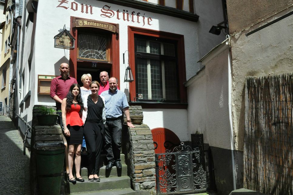 Esther Franzen (untere Reihe, Mitte) wird ab Mitte Juli das Cochemer Traditionshaus führen.