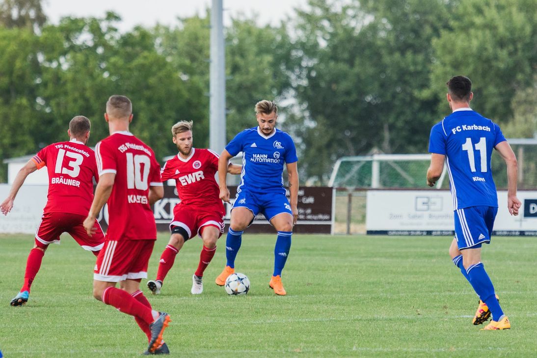 Enrico Köppen (Mitte) hatte im Spiel gegen Pfeddersheim einige gute Szenen und steuerte zum 3:1-Sieg selber zwei Treffer bei. (Foto: Arno Boes)