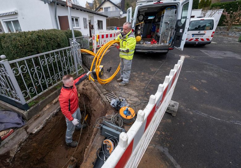 Mitarbeiter bei der Verlegung eines Gashausanschlusses. Foto: Frank Homann