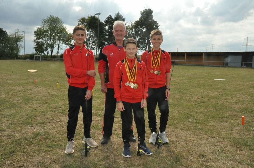 Otmar Balles und der Casting-Nachwuchs des AC Karden (von links): Luiz Schmitz, Fabio Kapp und Killian Reif.