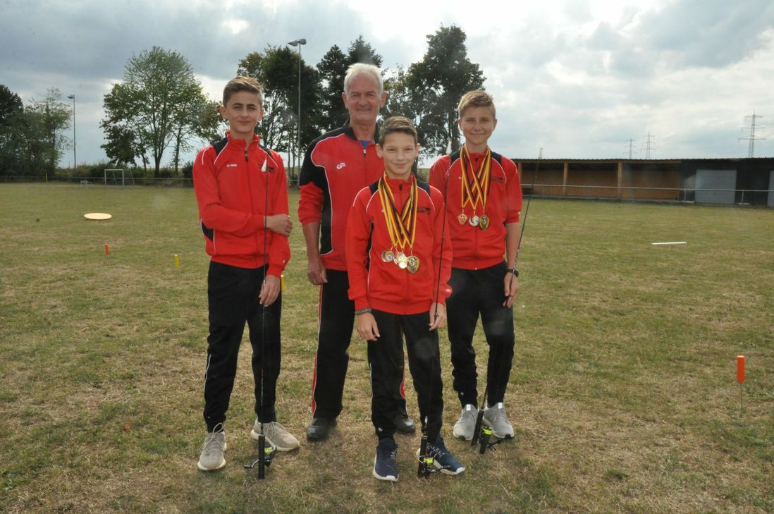 Otmar Balles und der Casting-Nachwuchs des AC Karden (von links):  Luiz Schmitz, Fabio Kapp und Killian Reif.