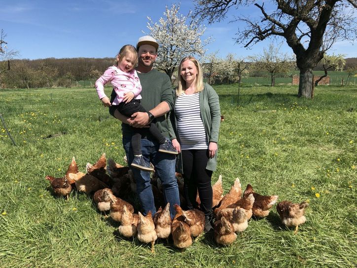 Emilia (v.li.), David Hennig und Sophia Hamacher halten mit Leidenschaft Hühner. In Hostel richteten sie dem Federvieh ein selbstgebautes »Chicken-Hostel« ein. mn-Foto