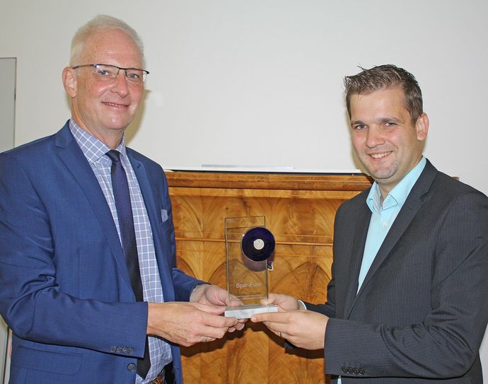Oberbürgermeister Wolfram Leibe (l.) und sein Verwaltungsreferent Tobias Reiland freuen sich über die Auszeichnung des Rathauses und des Stadtrats mit dem Spar-Euro. Foto: Presseamt Stadt Trier