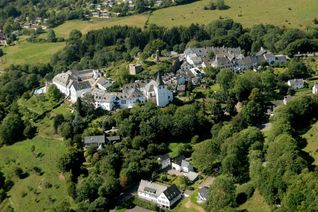 Die ehemalige Schule in Kronenburg, die  im Vordergrund zu sehen ist, kann in Zukunft mit Fördermitteln des Landes saniert werden.  Foto: Gemeinde Dahlem