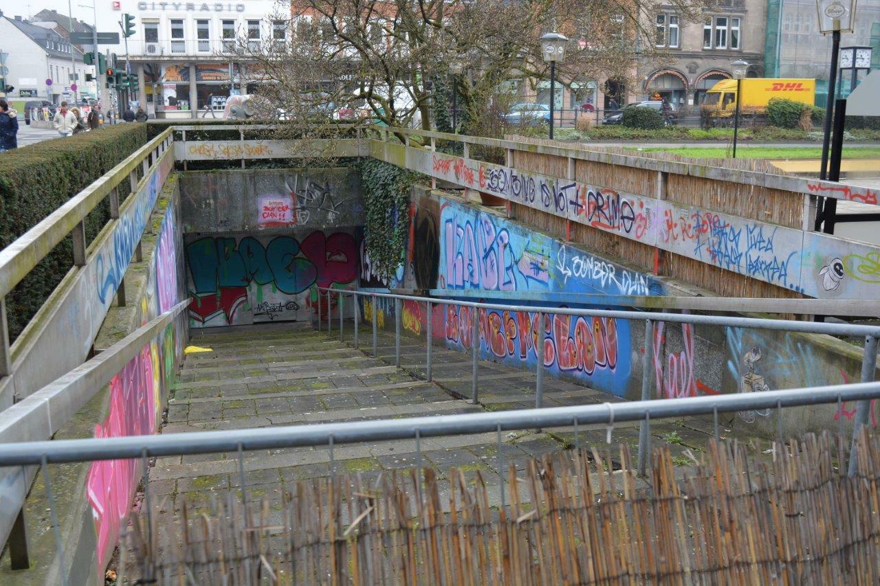 Die Rampe zur Fußgängerpassage unter der Kreuzung Nordallee/ Simeonstraße/Porta Nigra wird mit Schotter zugeschüttet. Foto: Neumann