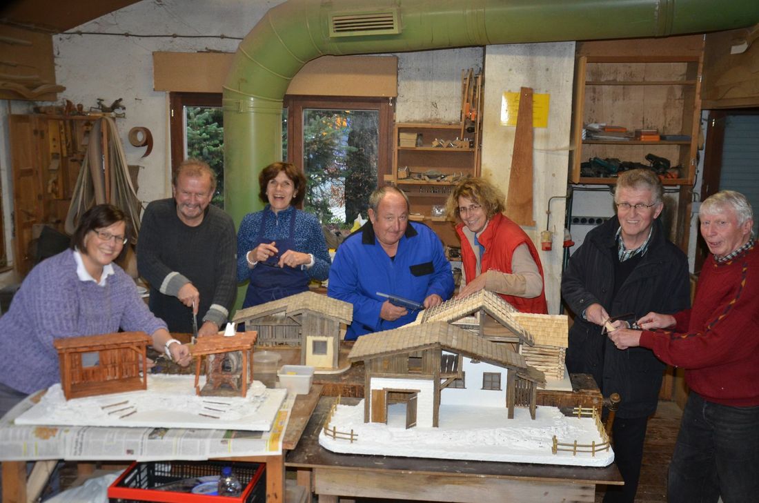 Mann und Frau, jung und alt haben sich als »Haus Krippenbauer Monschauer Land« für ihr Hobby zusammengefunden. Ab Mitte Dezember werden die neuesten Kreationen in der Heckenlandschule ausgestellt.