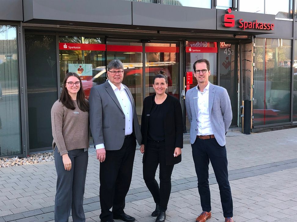 Geschäftsstellenleiter Christian Strutz (r.) und sein Team laden in die wiederhergestellte Filiale nach Roetgen ein.