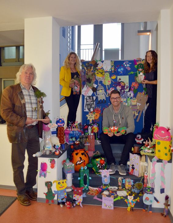 Welches gebastelte Mini-Monster ist das schönste? Eure WochenSpiegel Redaktion (v. l.: Arnt Finkenberg, Andrea Fischer, Jan Kreller, Claudia Neumann) kann sich gar nicht entscheiden. Deshalb haben wir für euch eine Internet-Galerie eingerichtet, in der ihr jetzt abstimmen könnt. Foto: Diederich