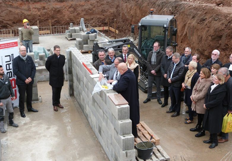 Bürgermeister Joachim Weber und Stiftungsvorsitzender Hartmut Schwiering (v.l.) die Zeitkapsel in den Grundstein versenken. Foto: FF