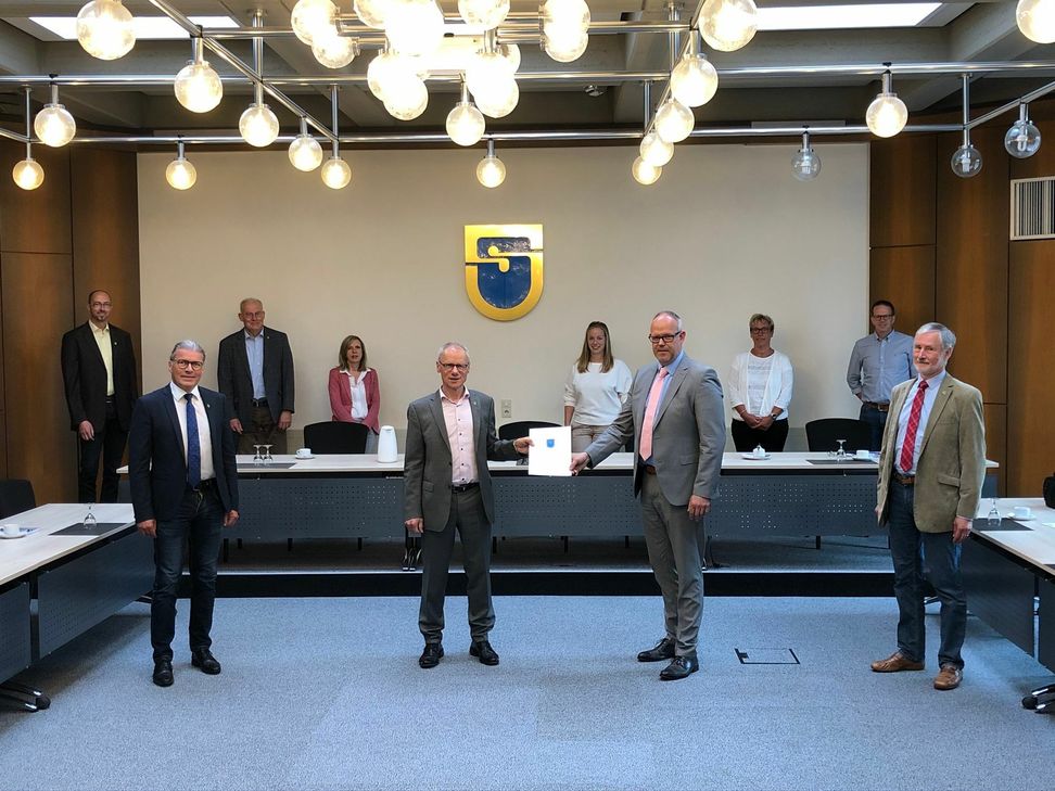 Karl-Heinz Hermanns, seine politischen Stellvertreter und die Amtsleiter im Rathaus hießen den neuen Beigeordneten der Gemeinde Simmerath, Frank Prömpeler zum Dienstbeginn willkommen. Foto: T. Förster