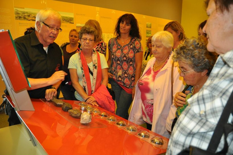 Heinz Lempertz in seinem Element. Der Mendiger "brennt" auch bei Führungen im "Lava-Dome".