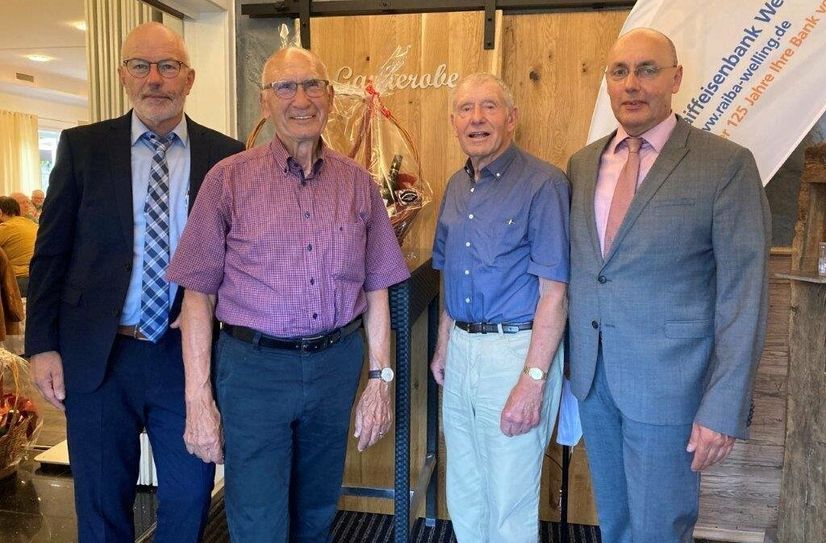 Kurt Schulden (2. v. l.) und Karl Strahl (2. v. r.) sind von den Vorständen Udo Link (links) und Bruno Becker für 50-Jahre Mitgliedschaft geehrt worden.
