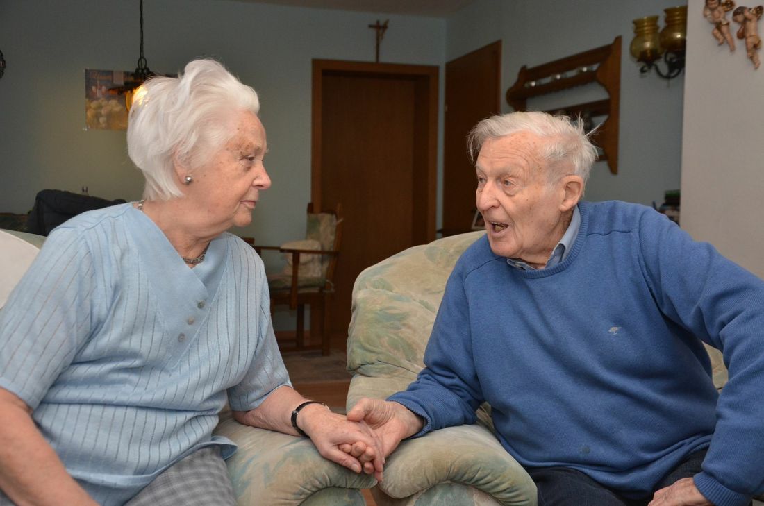 Vertraut wie am ersten Tag: Gertrud und Reinhold Schütt aus Höfen feiern am 5. Januar das Fest der Eisernen Hochzeit. Foto: T. Förster