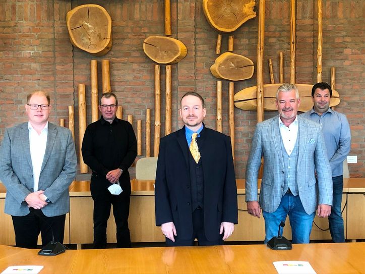 Das Tischtuch scheint endgültig zerrissen zwischen Hürtgenwalds Bürgermeister Andreas Claßen (Bildmitte) und den Ratsherrender Fraktionen von FFH, SPD, Grüne und FDP, die ihn vor nicht mal zwei Jahren für die Kommunalwahl nominiert hatten. Die bei der Bürgermeisterwahl unterlegene CDU sieht sich nicht als treibende Kraft des Abwahlverfahrens, hat aber die Stellungnahme mit verfasst. Foto: Archiv