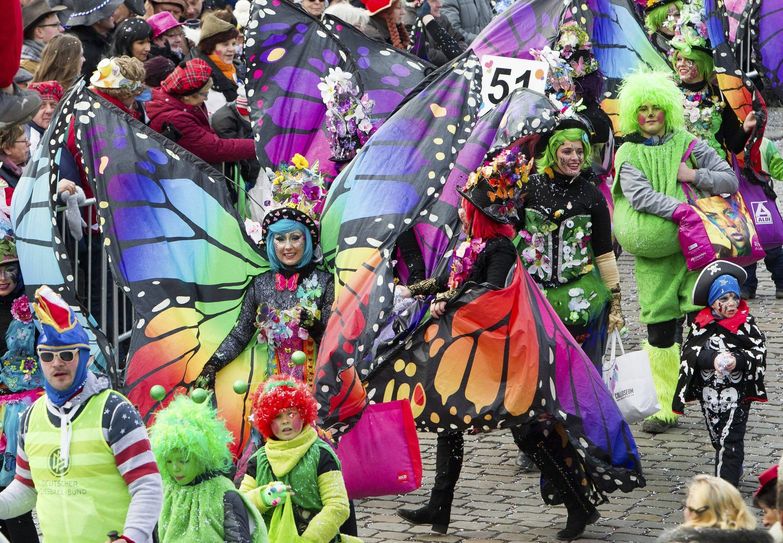 Beim Straßenkarneval darf eines nicht fehlen: ein buntes Kostüm. Die Jecken legen sich jedes Jahr auf's neue ins Zeug, um die närrische Saison gebührend zu feiern.                                                  Foto: Imago