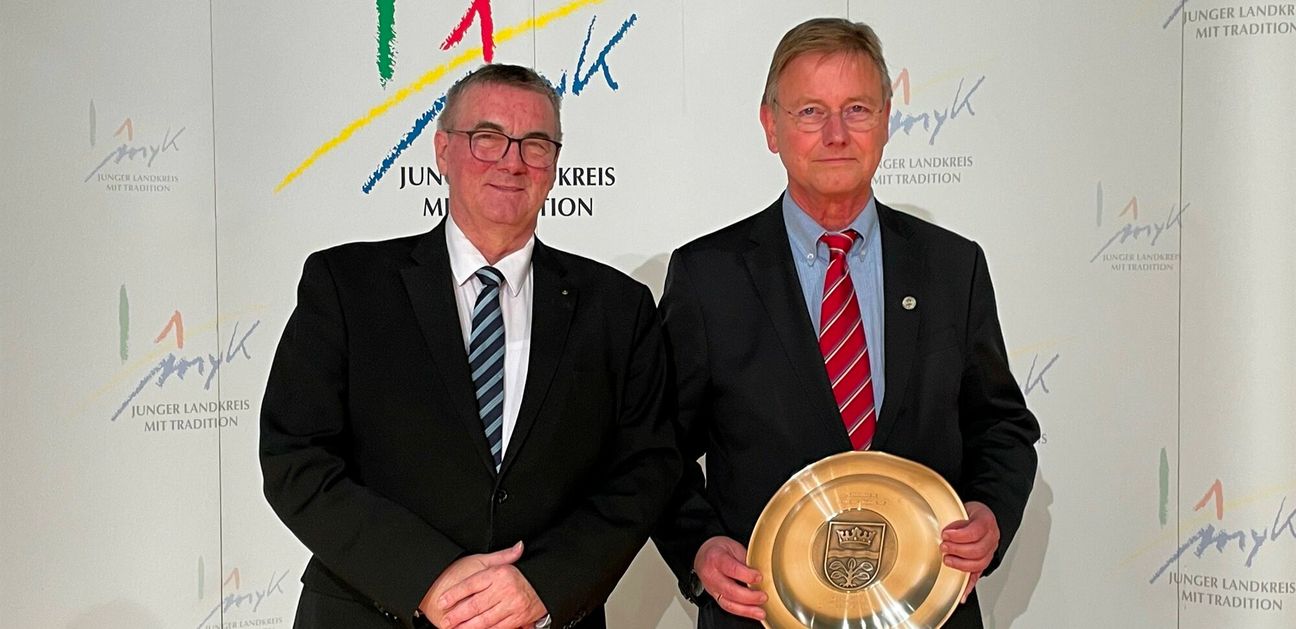 Mit dem Großen Wappenteller des Landkreises Mayen-Koblenz wurden Maximilian(r.) und Detlef Boltersdorf von Landrat Dr. Alexander Saftig ausgezeichnet.