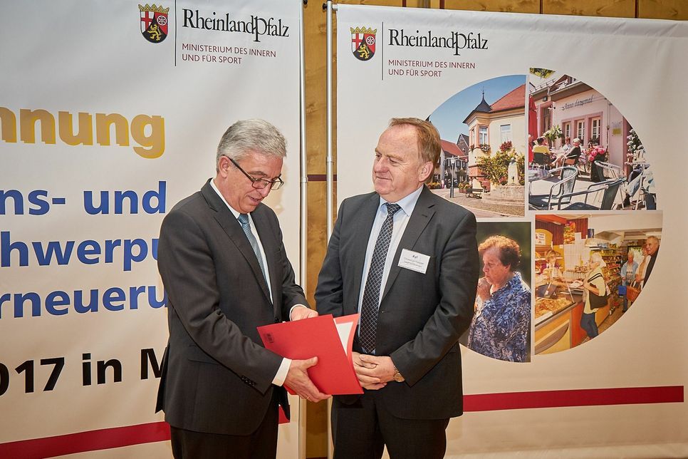 Ortsbürgermeister Siegfried Büdinger (rechts) nimmt die Urkunde von Innenminister Roger Lewentz entgegen. Foto: FF