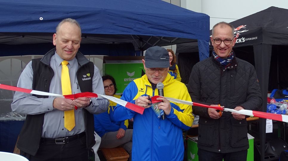 Freuen sich über den Verkaufsstark der TG-Sticker-Alben (v.l.): Hardy Weber, Filialleiter Edeka-Markt; Hans-Joachim Schalm, Vorsitzender der TG, und Bürgermeister Joachim Weber. Foto: Mohsmann