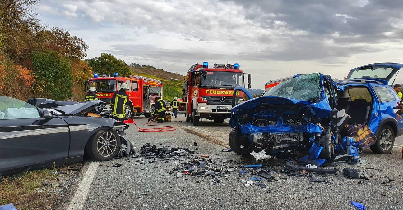 Ein Mensch kam bei diesem schweren Unfall heute auf der B 41 ums Leben. Foto: Sebastian Schmitt